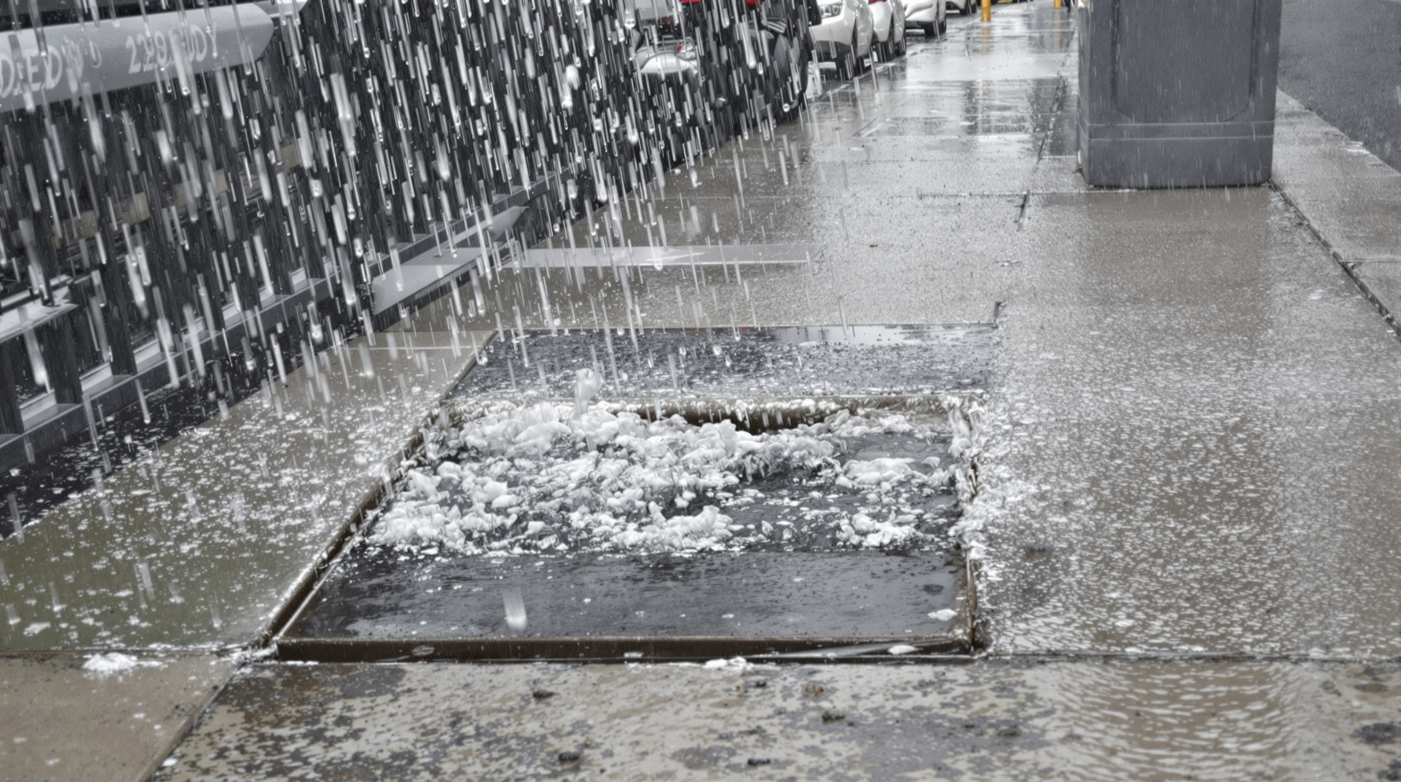 Avaloir béton installé en chaussée pour collecte eaux pluviales